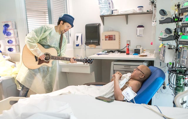 Jason Mraz at children's hospital in St Louis